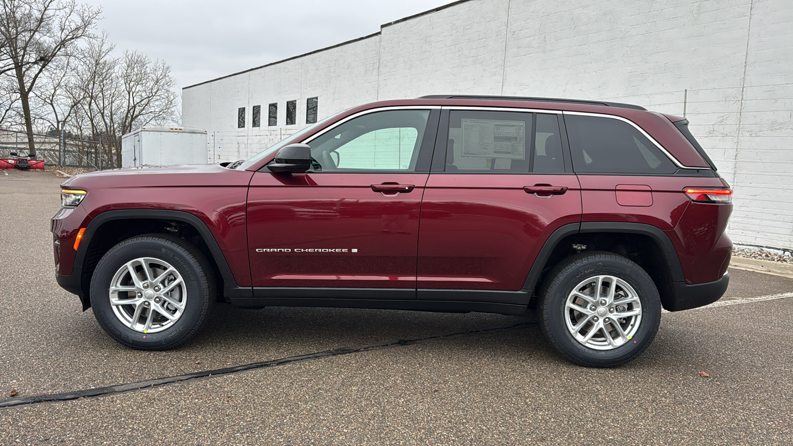 2025 Jeep Grand Cherokee Laredo 2