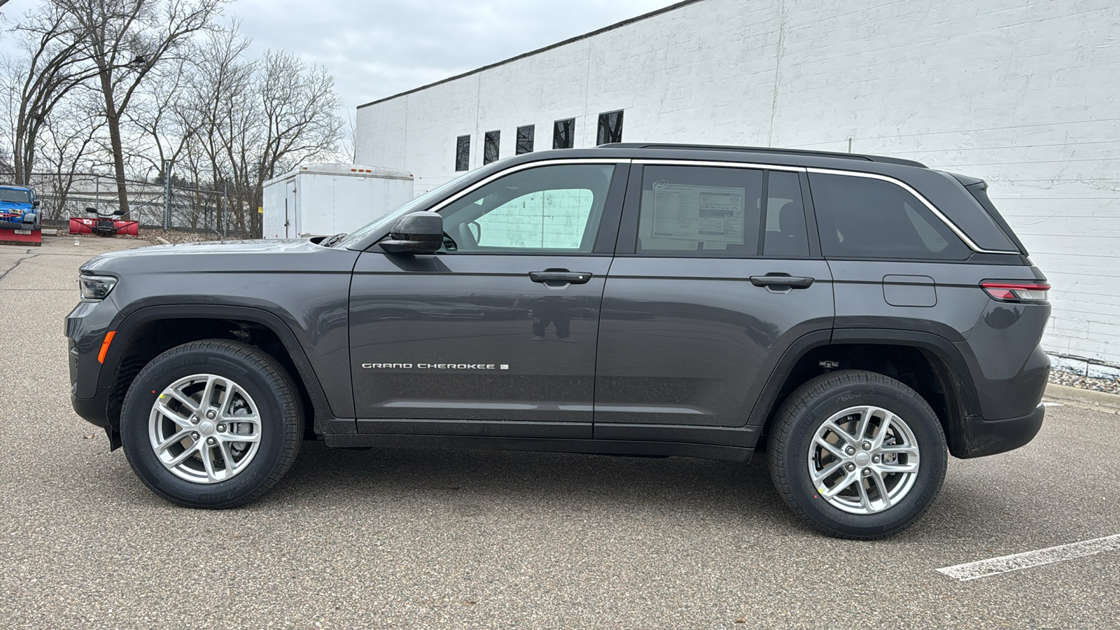 2025 Jeep Grand Cherokee Laredo 2