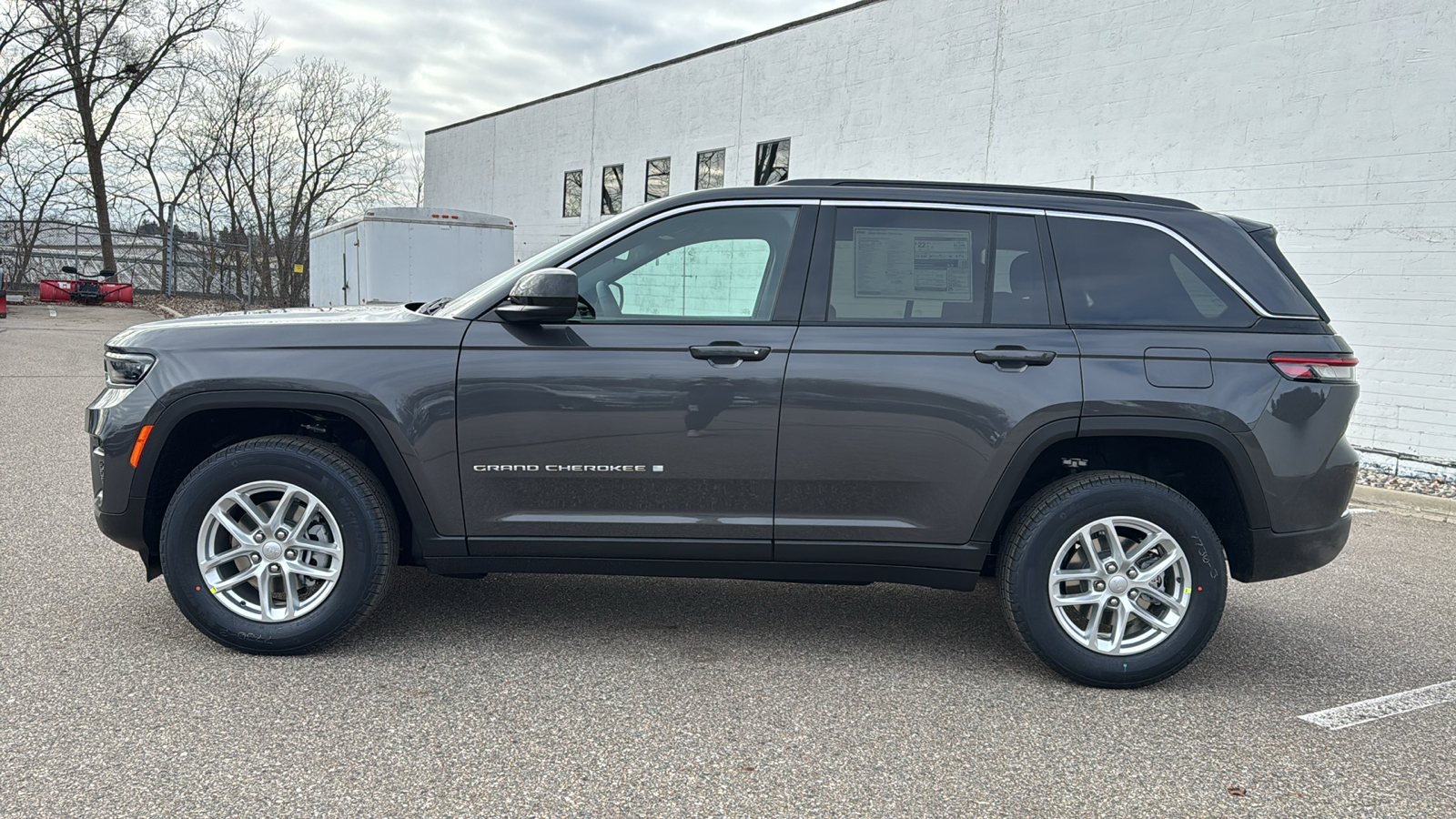 2025 Jeep Grand Cherokee Laredo 2