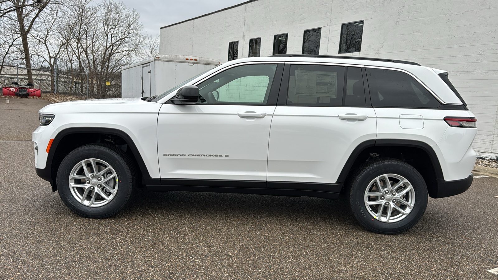 2025 Jeep Grand Cherokee Laredo 2