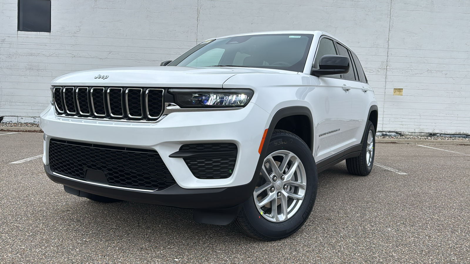 2025 Jeep Grand Cherokee Laredo 1