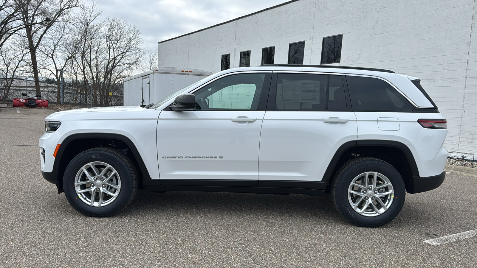 2025 Jeep Grand Cherokee Laredo 2