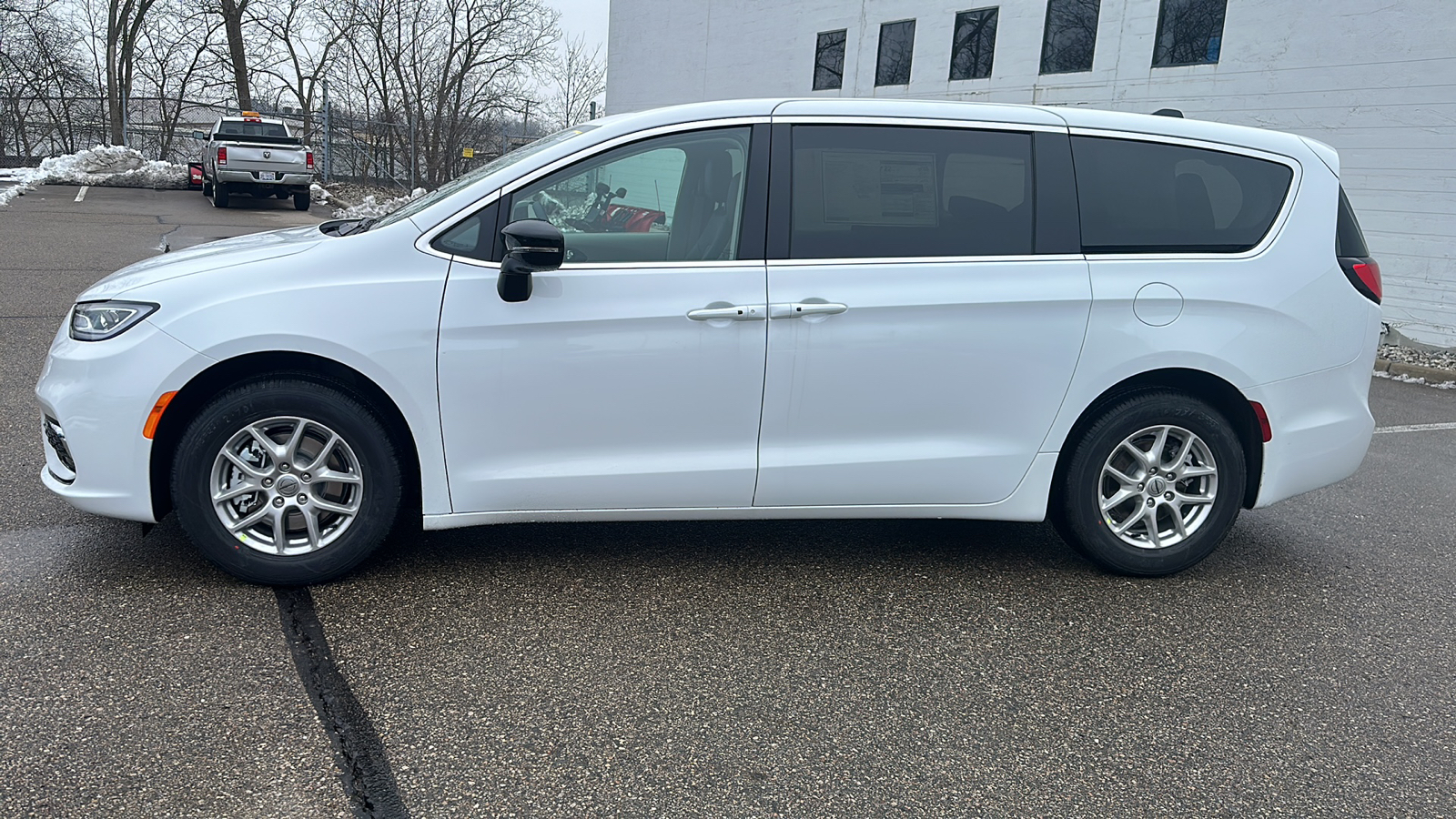 2024 Chrysler Pacifica Touring L 2