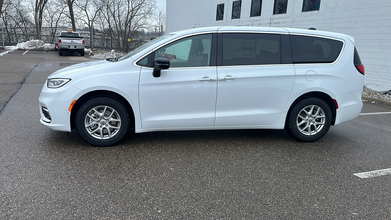 2024 Chrysler Pacifica Touring L 2