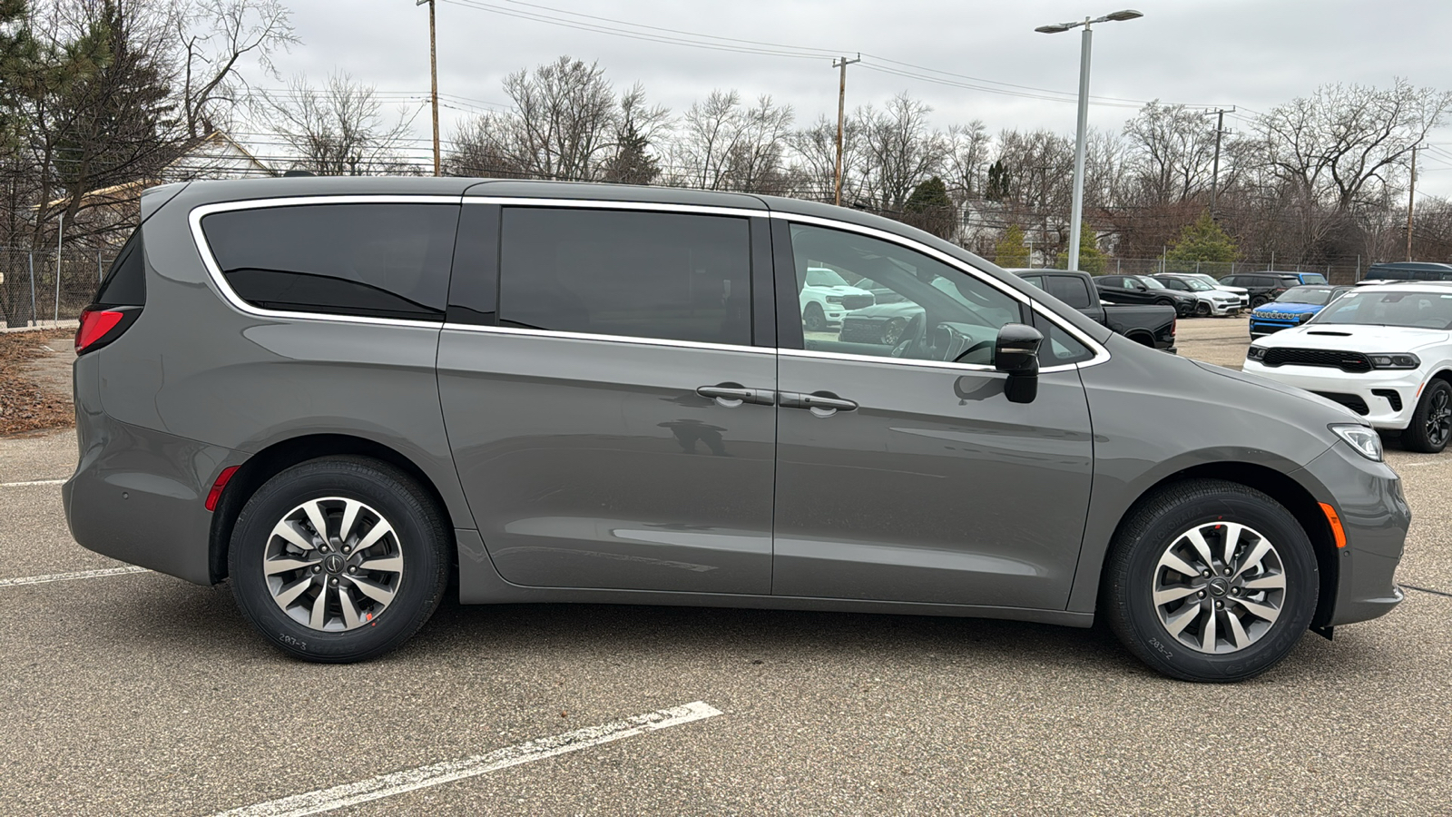 2025 Chrysler Pacifica Hybrid Select 6