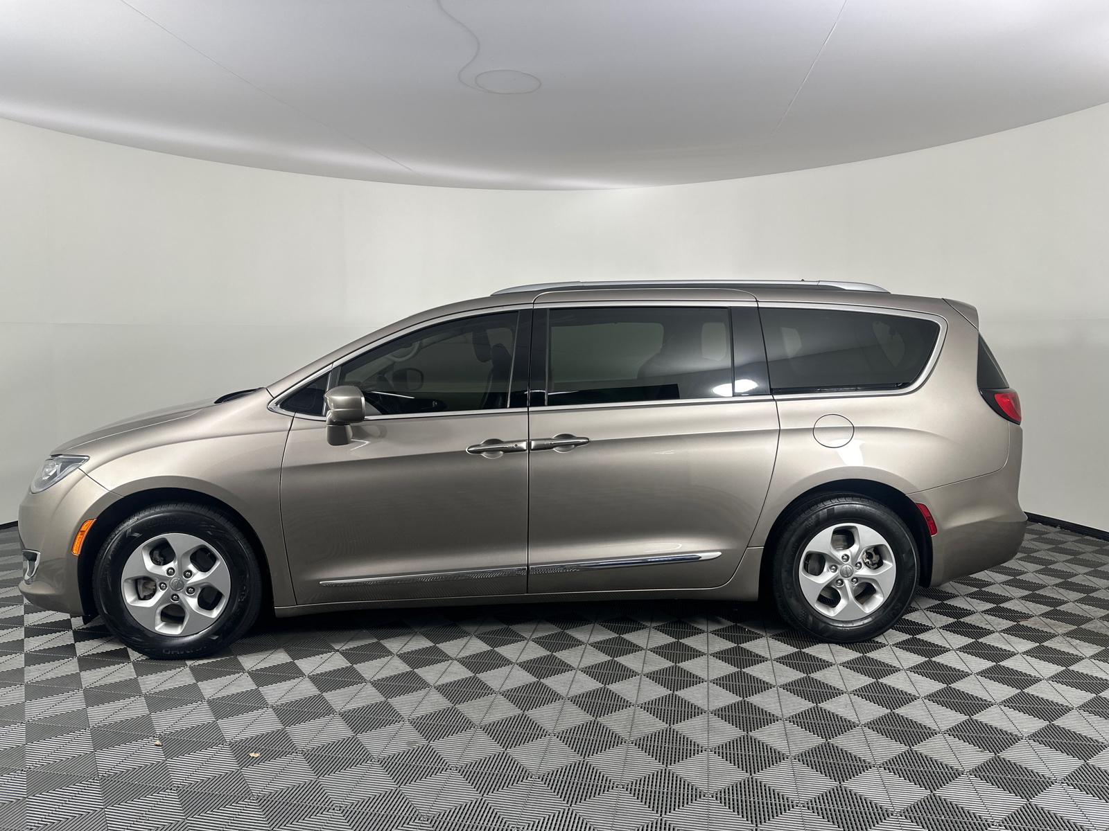 2017 Chrysler Pacifica Touring L Plus 9