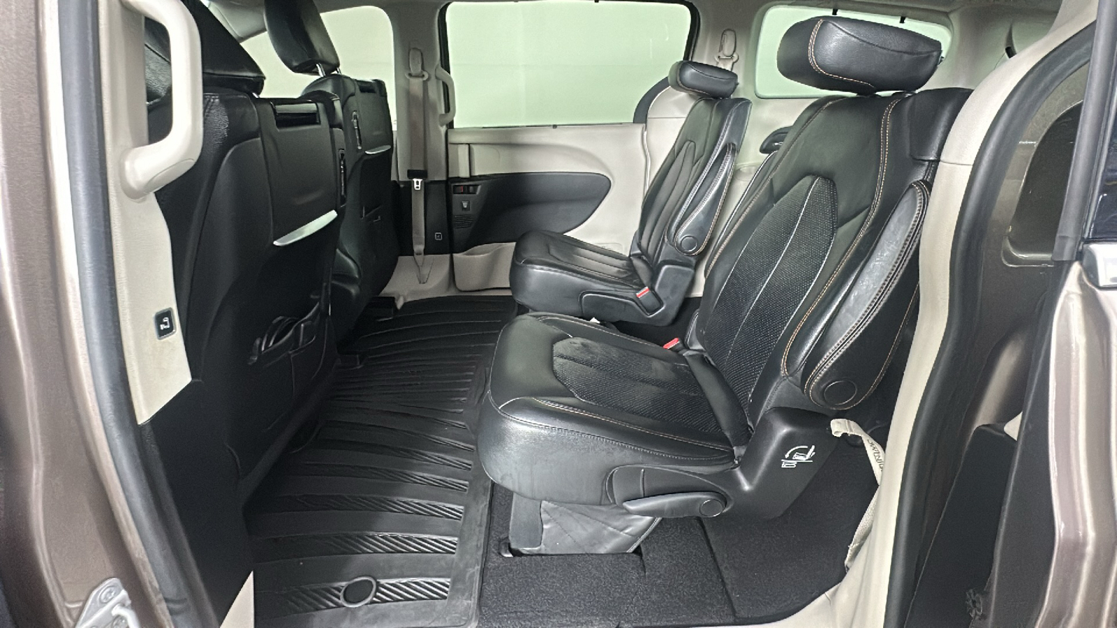 2017 Chrysler Pacifica Touring L Plus 24