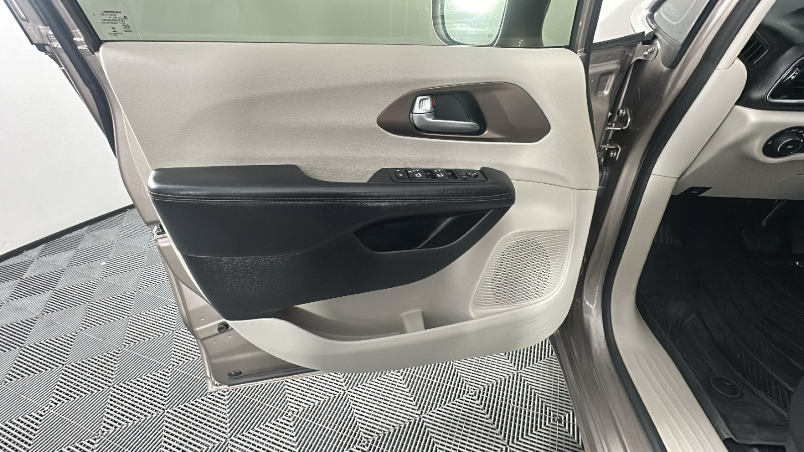 2017 Chrysler Pacifica Touring L Plus 30