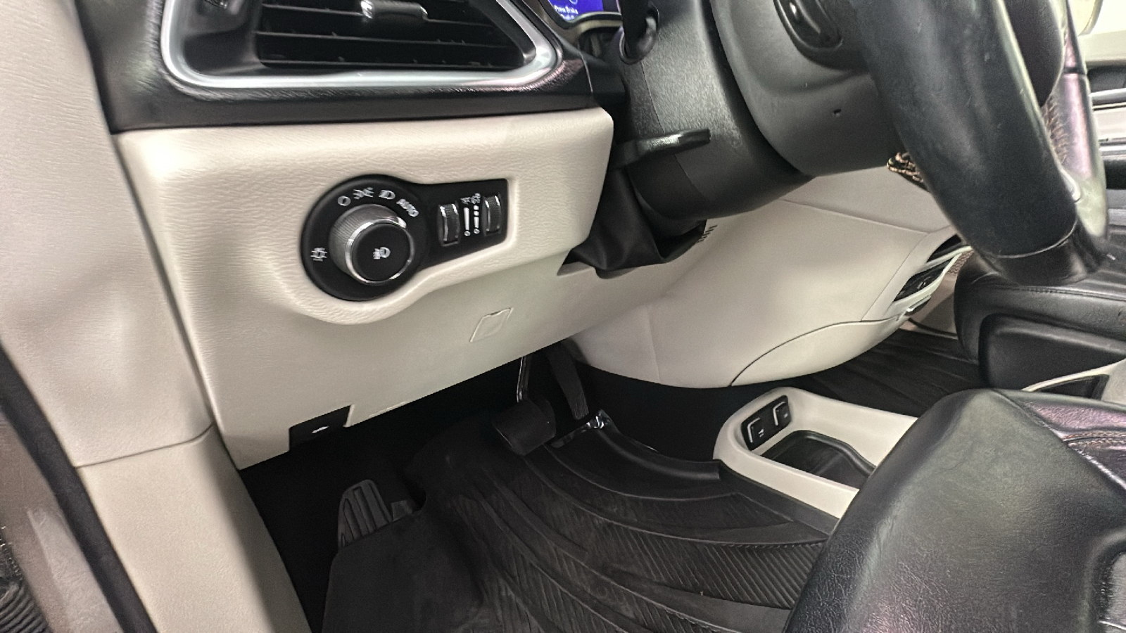 2017 Chrysler Pacifica Touring L Plus 34