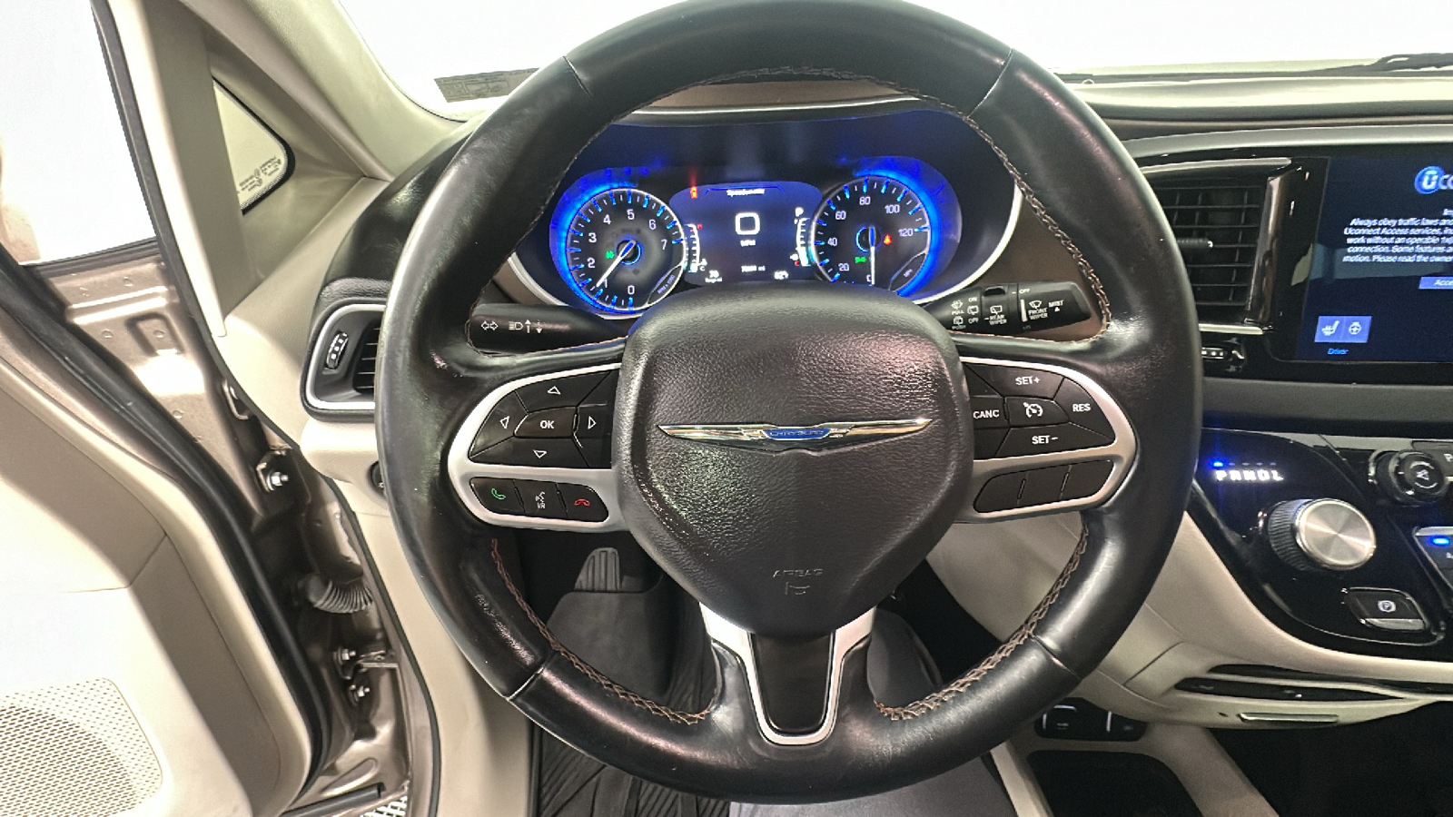 2017 Chrysler Pacifica Touring L Plus 36