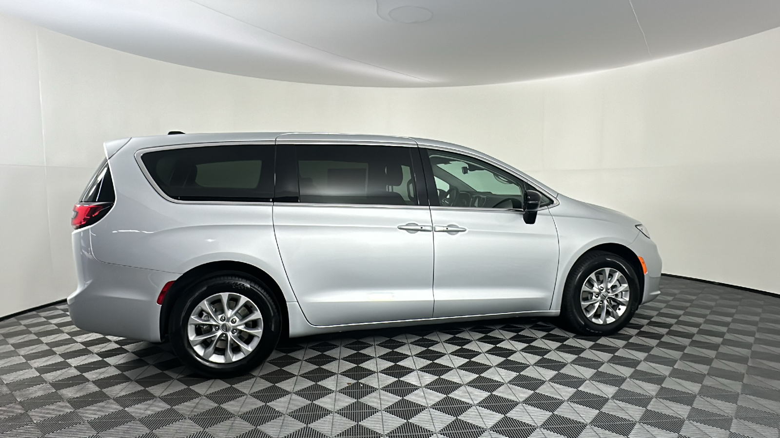 2024 Chrysler Pacifica Touring L 23