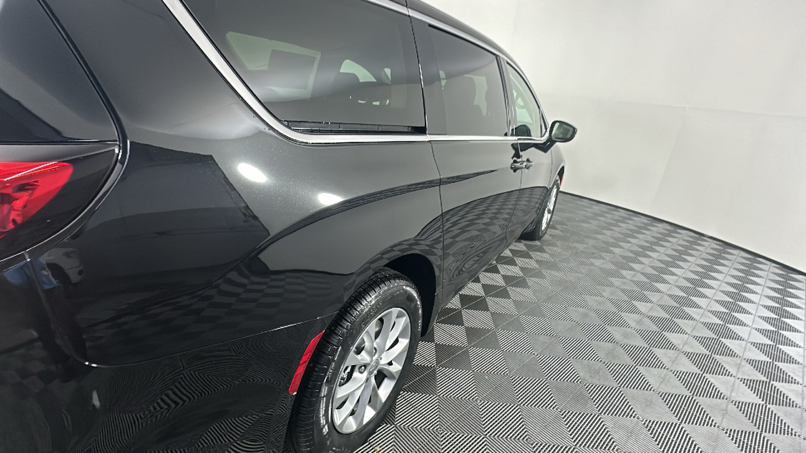 2024 Chrysler Pacifica Touring L 18