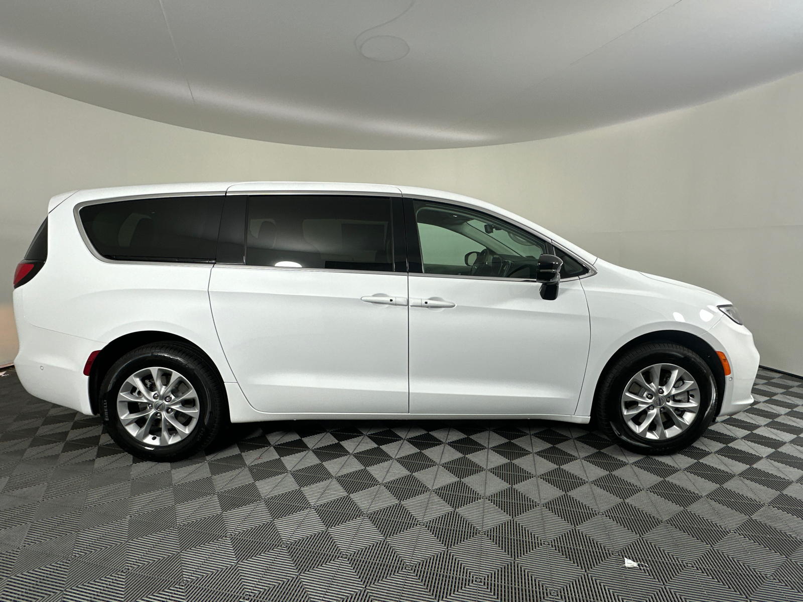 2024 Chrysler Pacifica Touring L 22