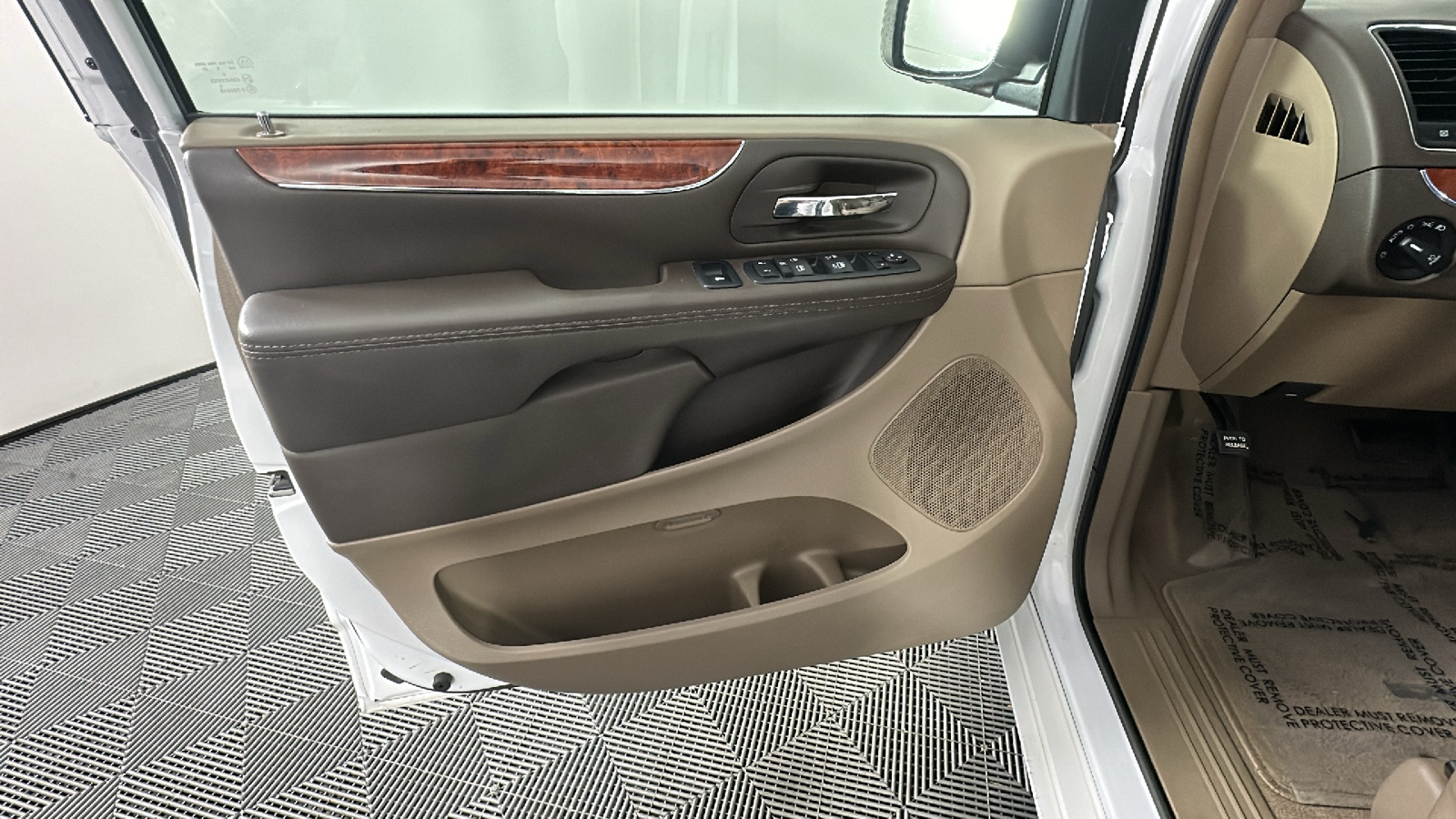 2016 Chrysler Town & Country Touring 29