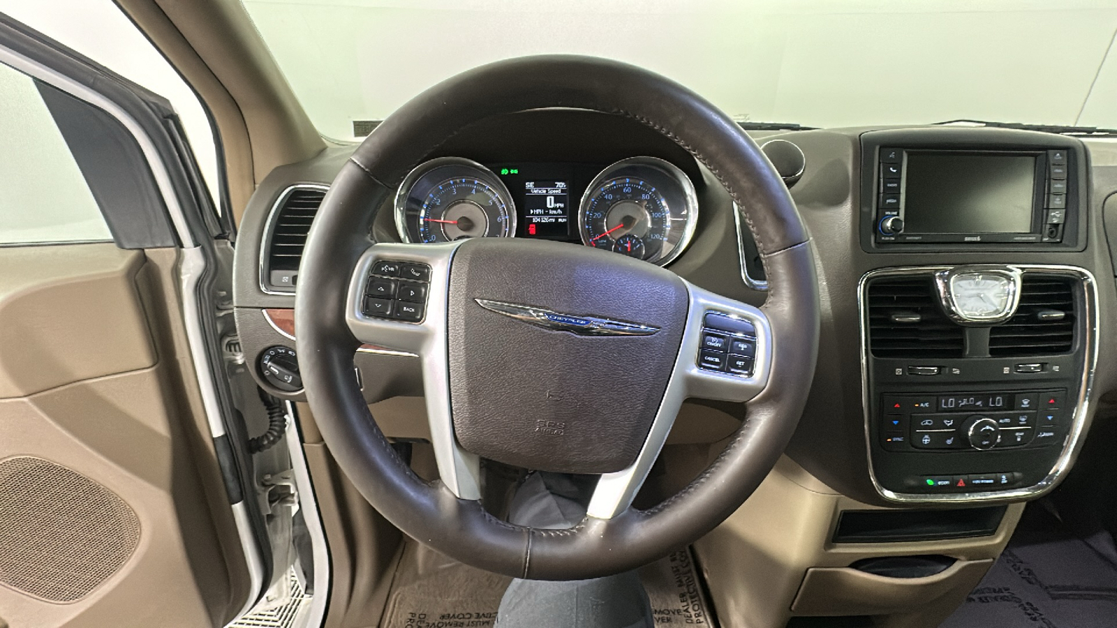 2016 Chrysler Town & Country Touring 35