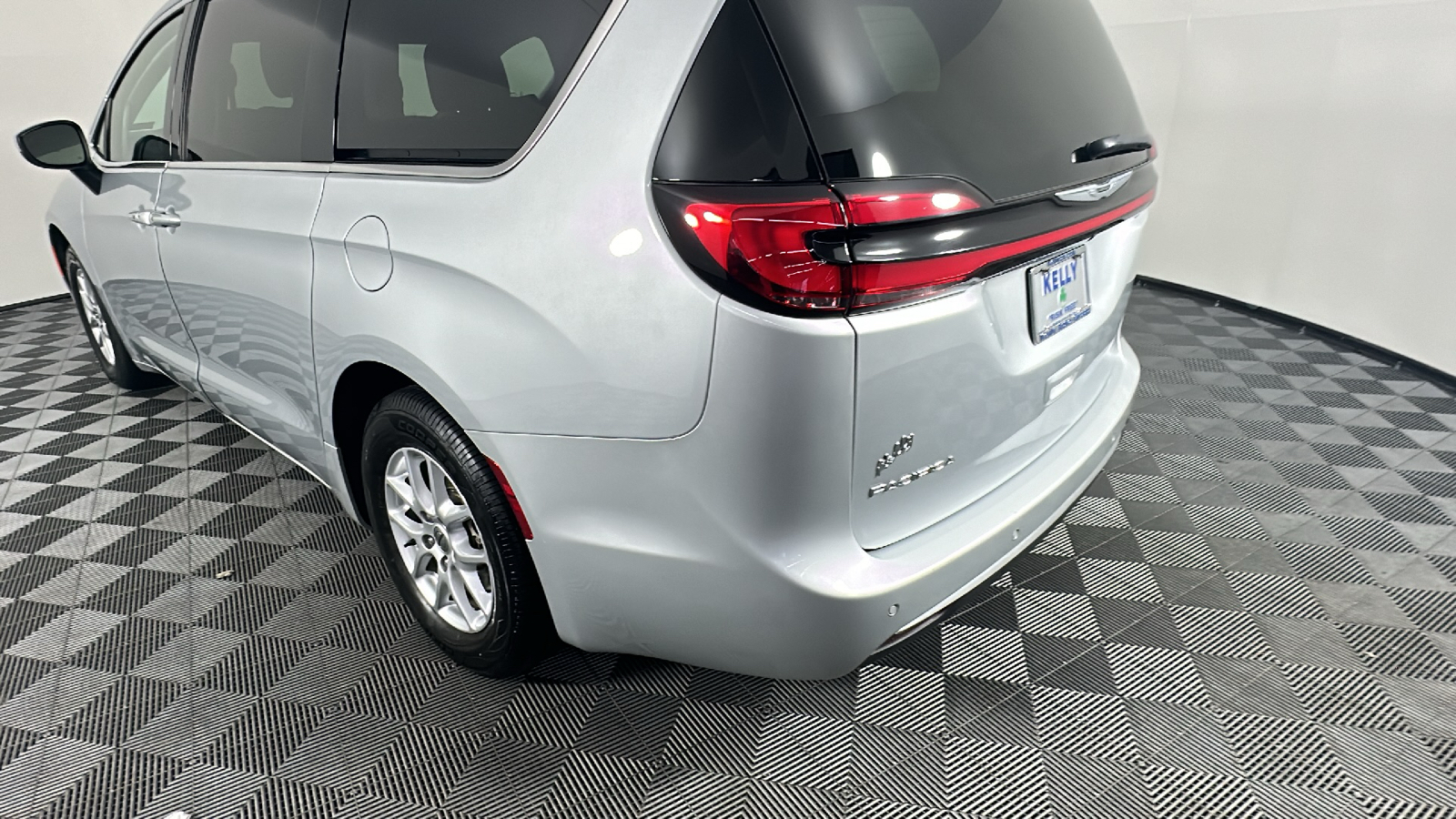 2023 Chrysler Pacifica Touring L 22