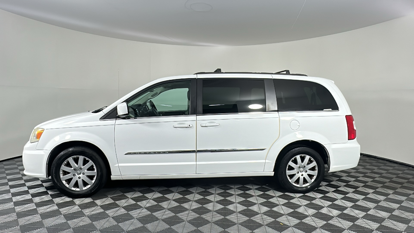 2014 Chrysler Town and Country Touring 9