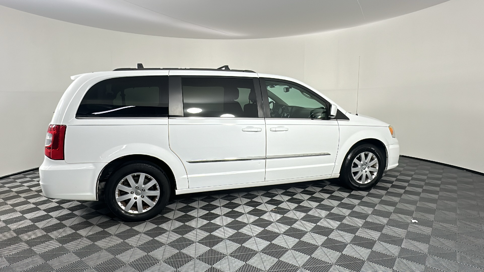 2014 Chrysler Town and Country Touring 21