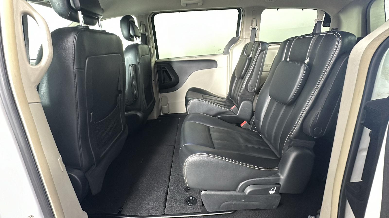 2014 Chrysler Town and Country Touring 23