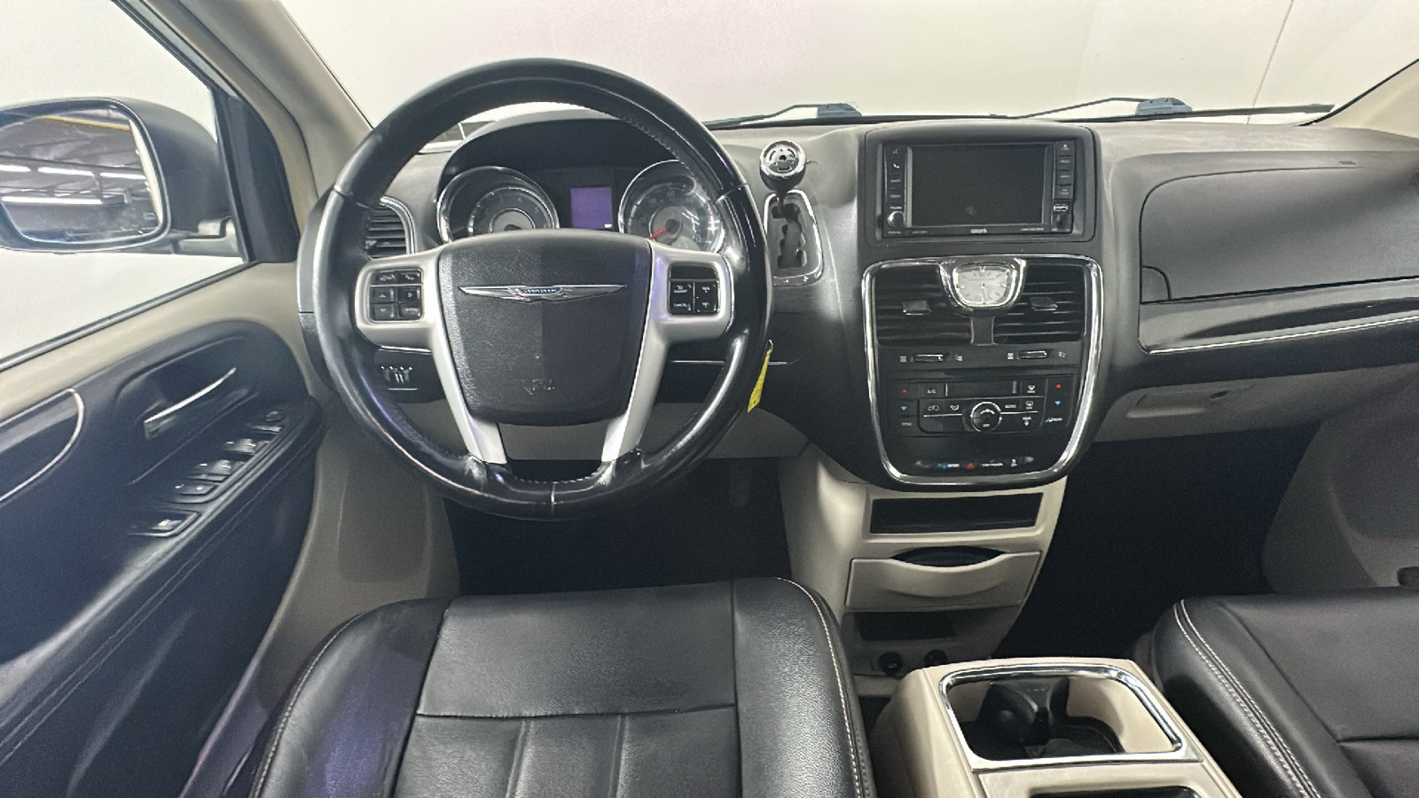 2014 Chrysler Town and Country Touring 29