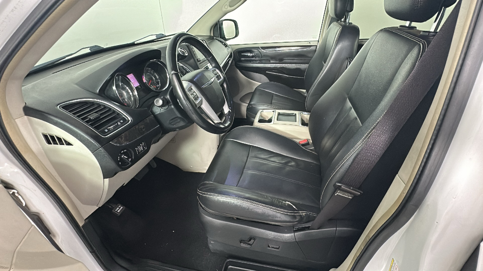 2014 Chrysler Town and Country Touring 33