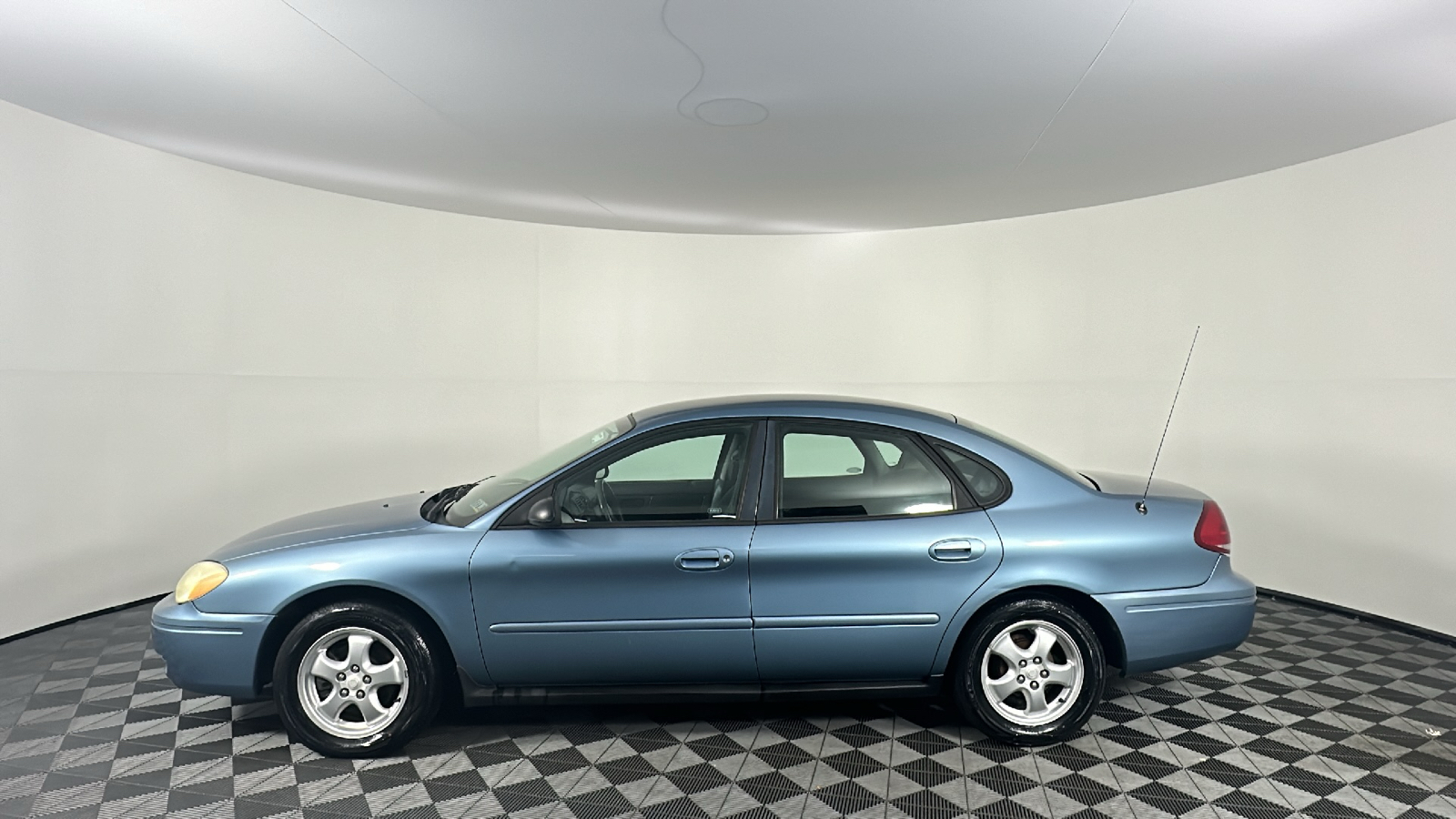 2005 Ford Taurus SE 9