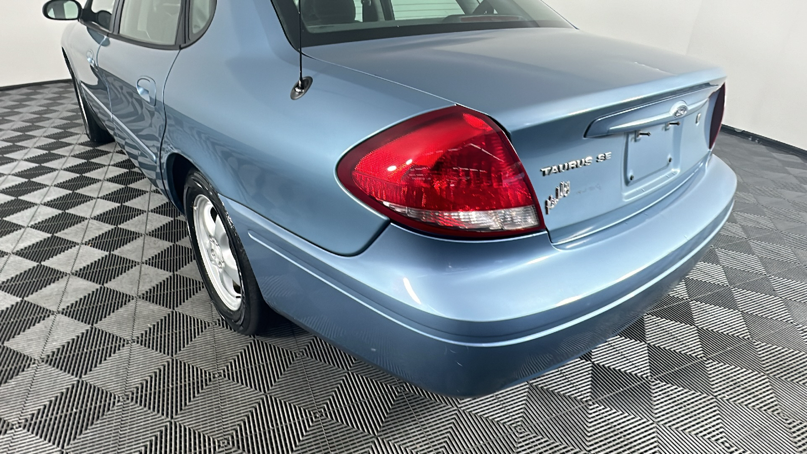 2005 Ford Taurus SE 11