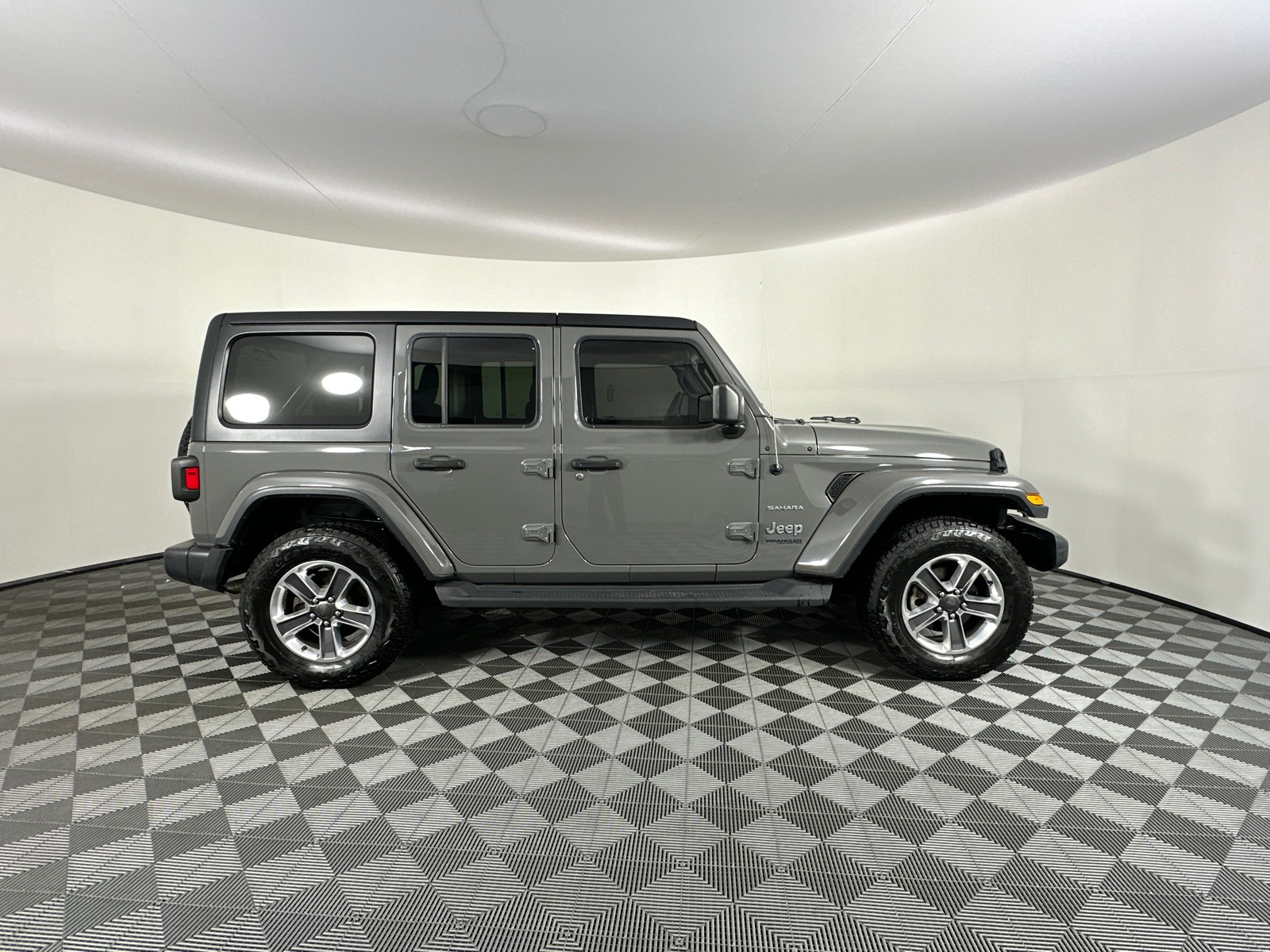 2021 Jeep Wrangler Unlimited Sahara 18