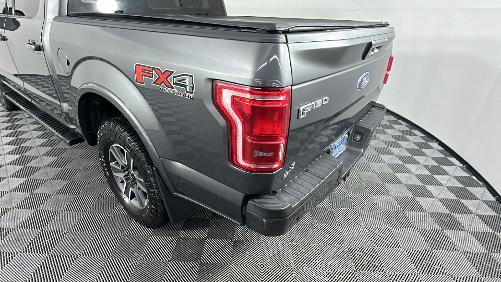 2015 Ford F-150 Lariat 12