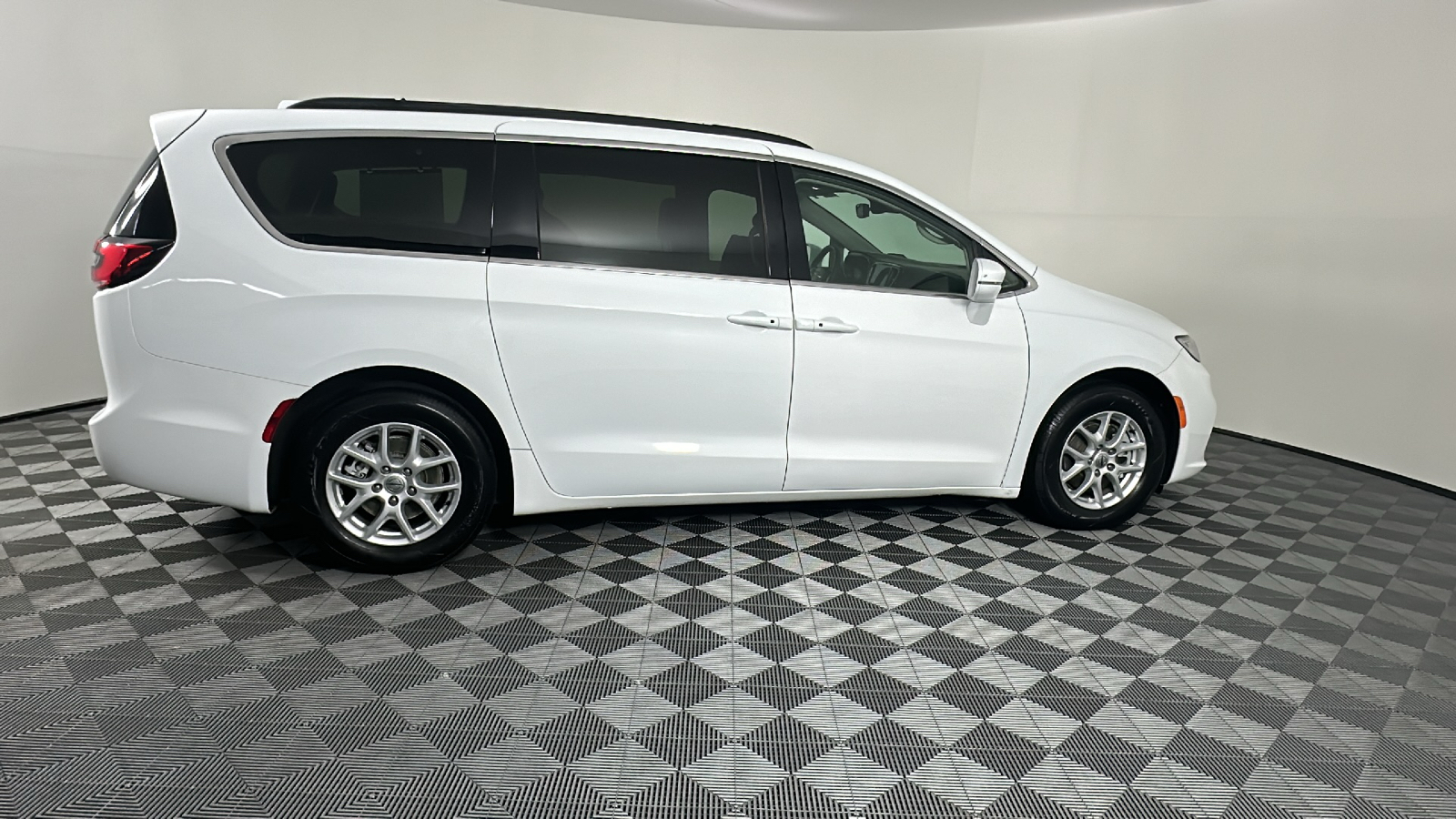 2022 Chrysler Pacifica Touring L 22