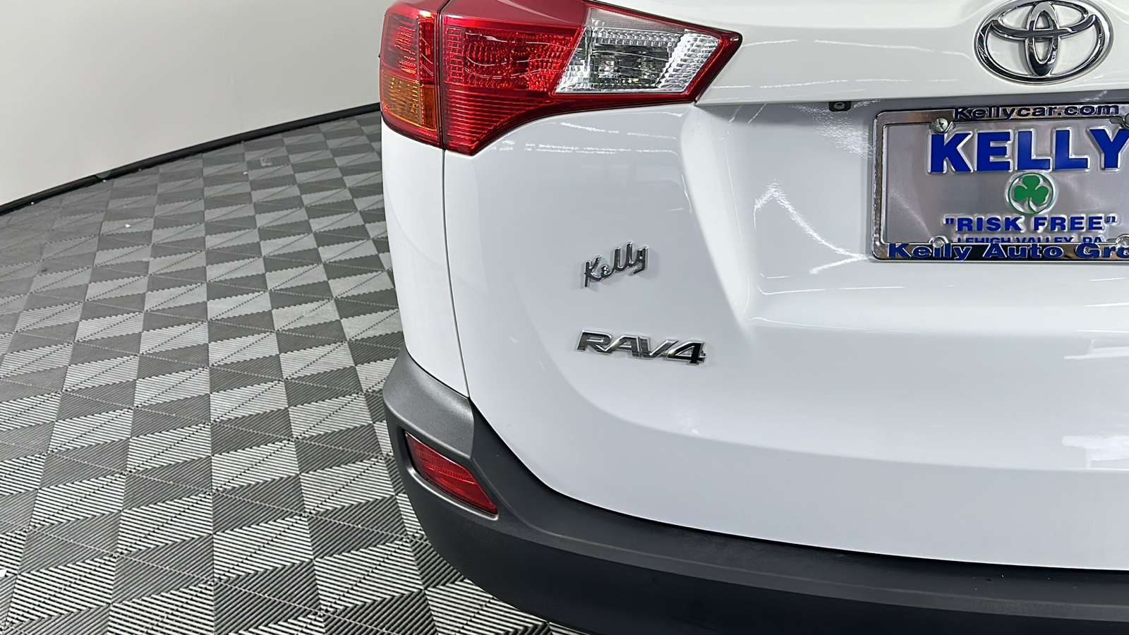 2013 Toyota RAV4 LE 16