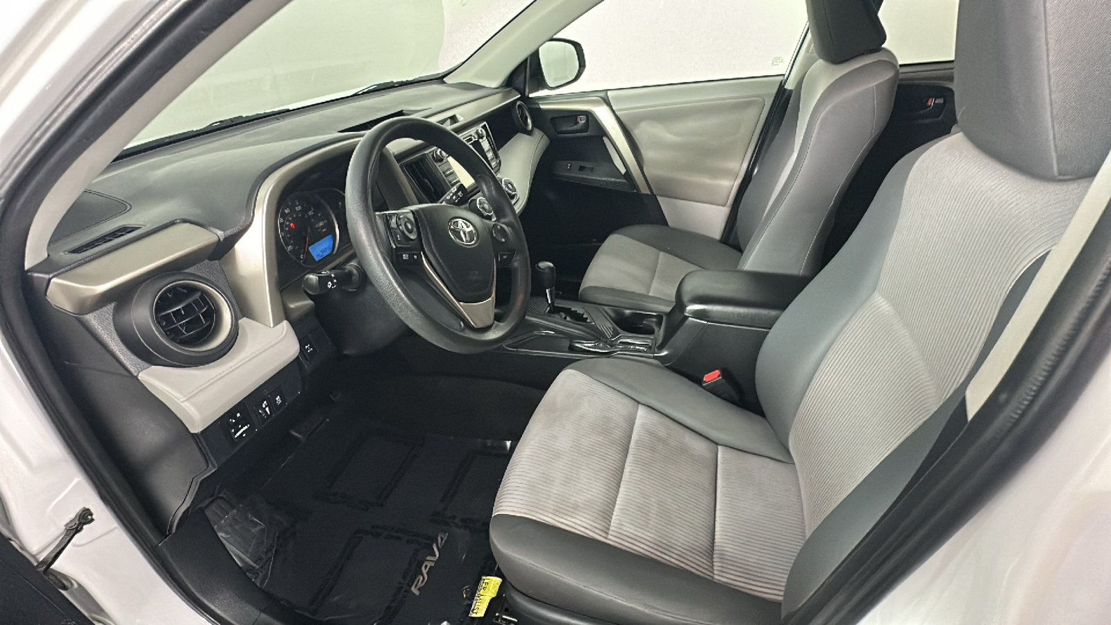 2013 Toyota RAV4 LE 33