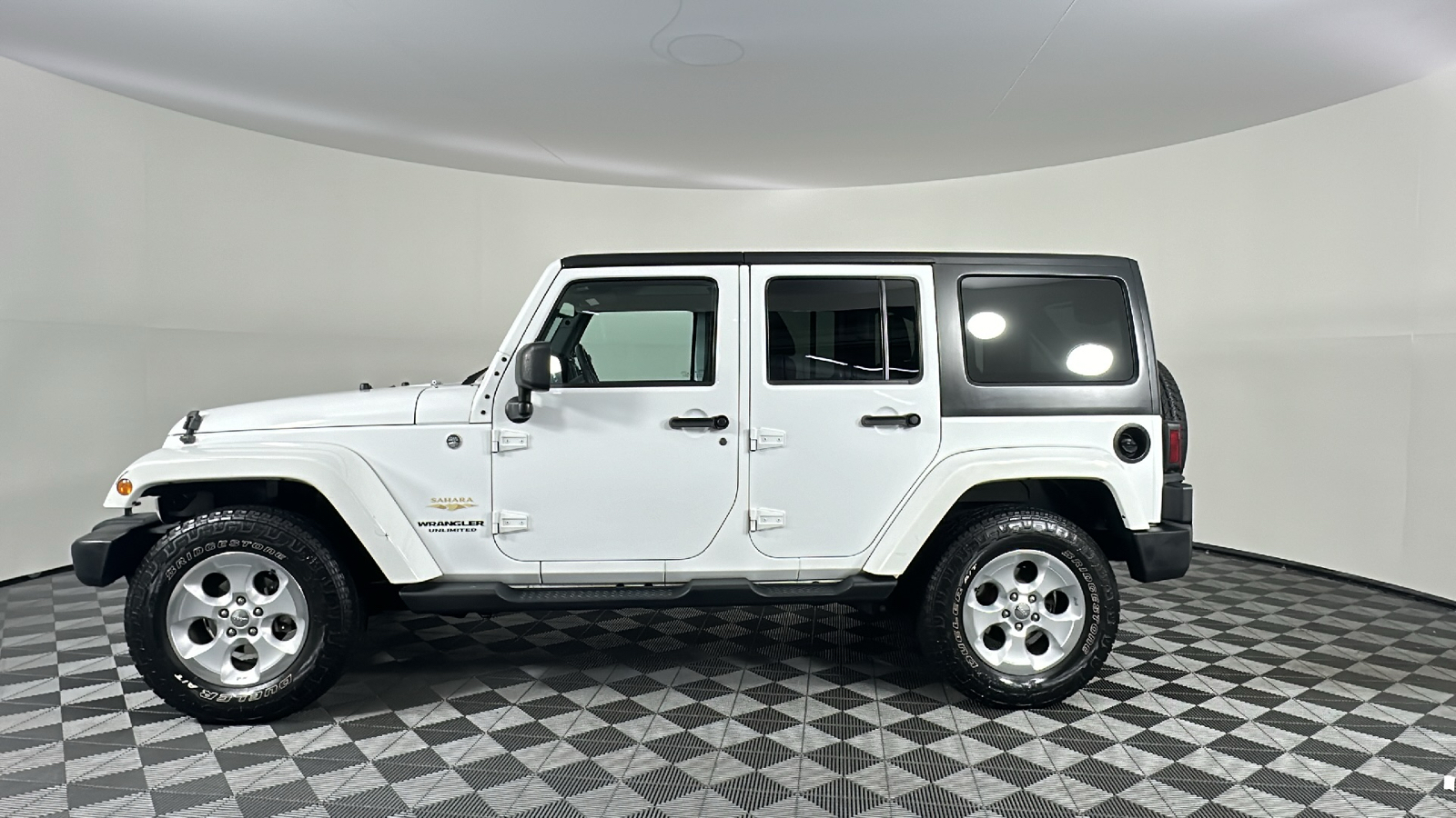 2014 Jeep Wrangler Unlimited Sahara 9