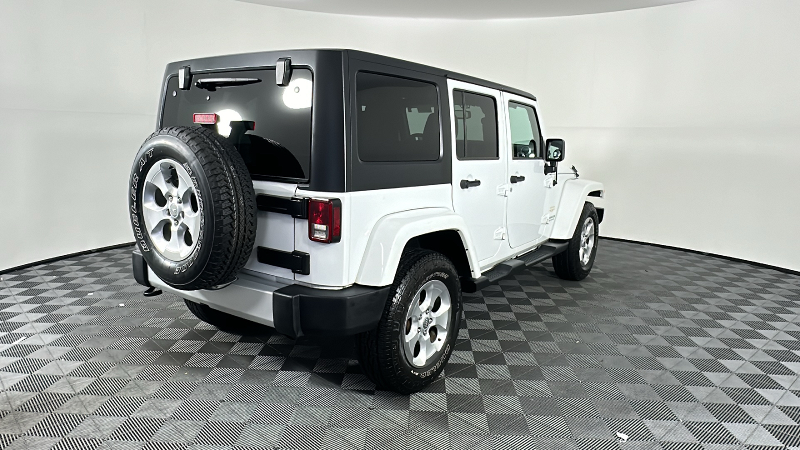 2014 Jeep Wrangler Unlimited Sahara 17