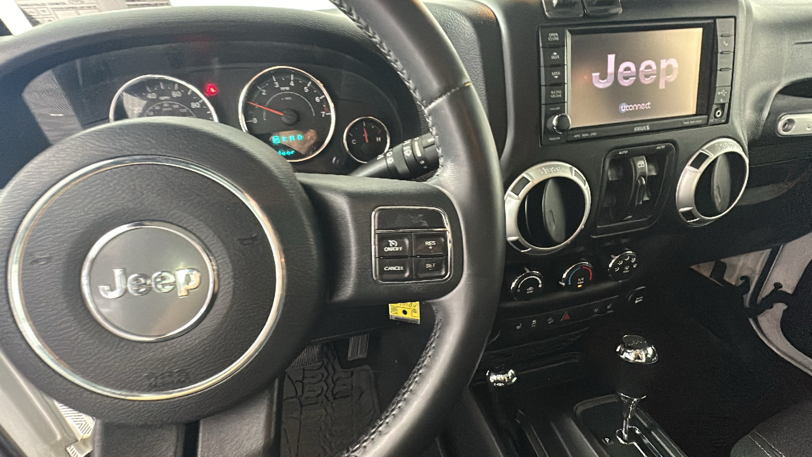 2014 Jeep Wrangler Unlimited Sahara 36