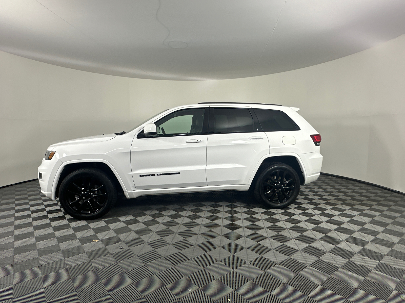 2020 Jeep Grand Cherokee Altitude 9