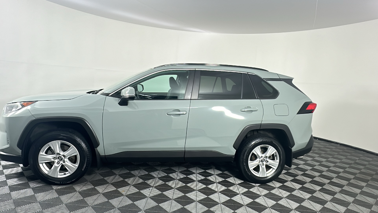 2020 Toyota RAV4 XLE 9