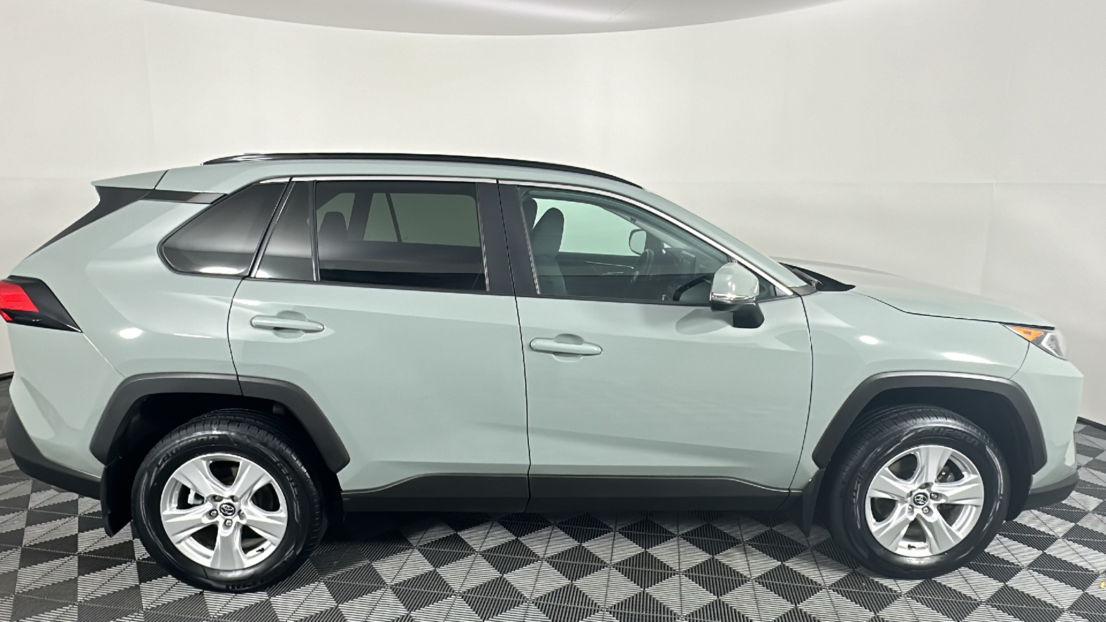 2020 Toyota RAV4 XLE 24