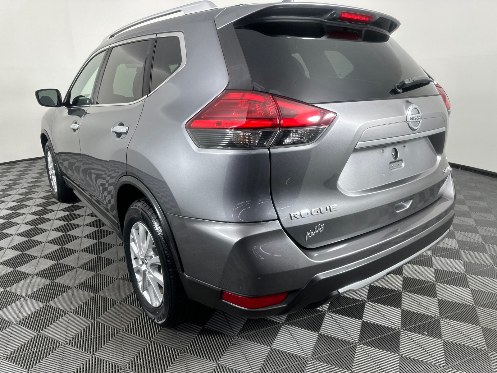 2017 Nissan Rogue SV 11