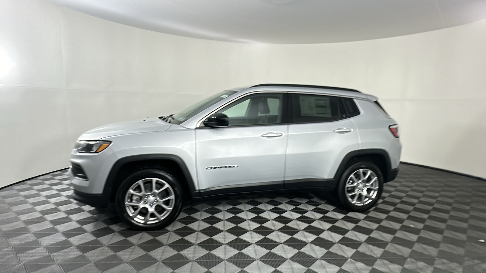 2024 Jeep Compass Latitude Lux 9