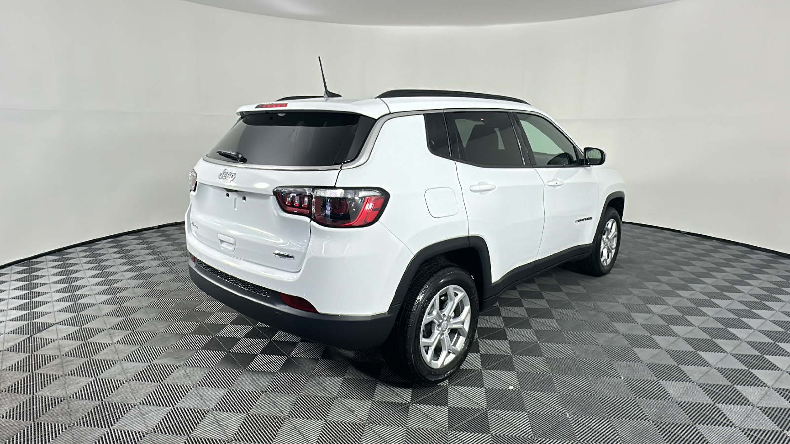 2024 Jeep Compass Latitude 19