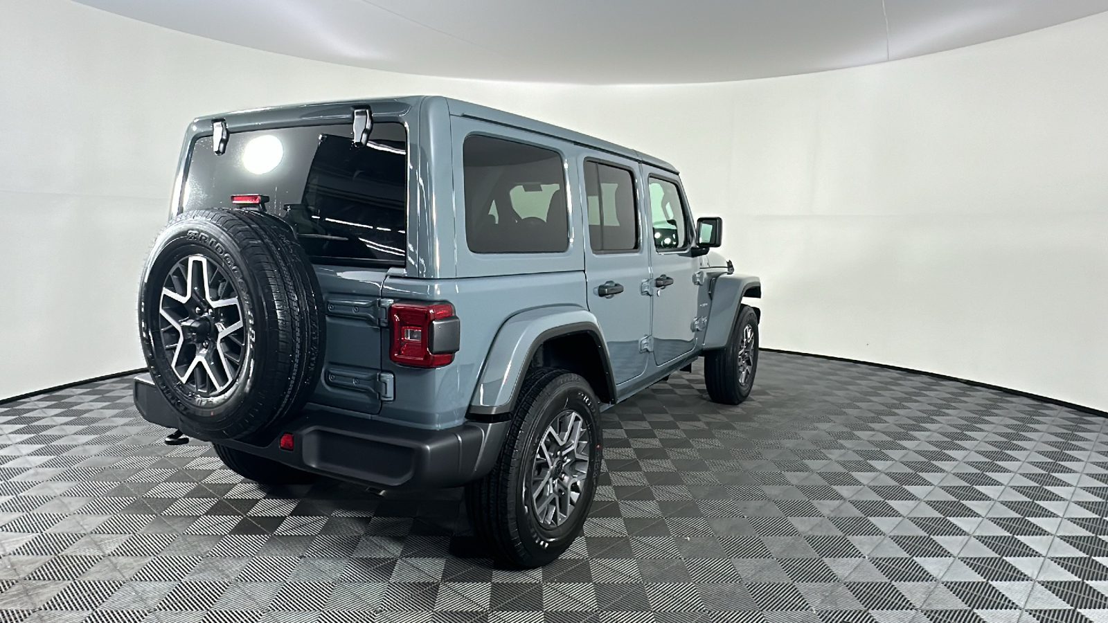 2024 Jeep Wrangler Sahara 17