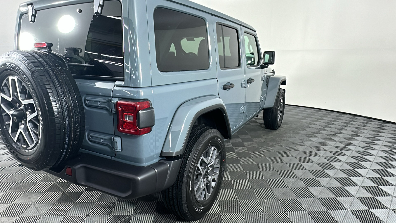 2024 Jeep Wrangler Sahara 18