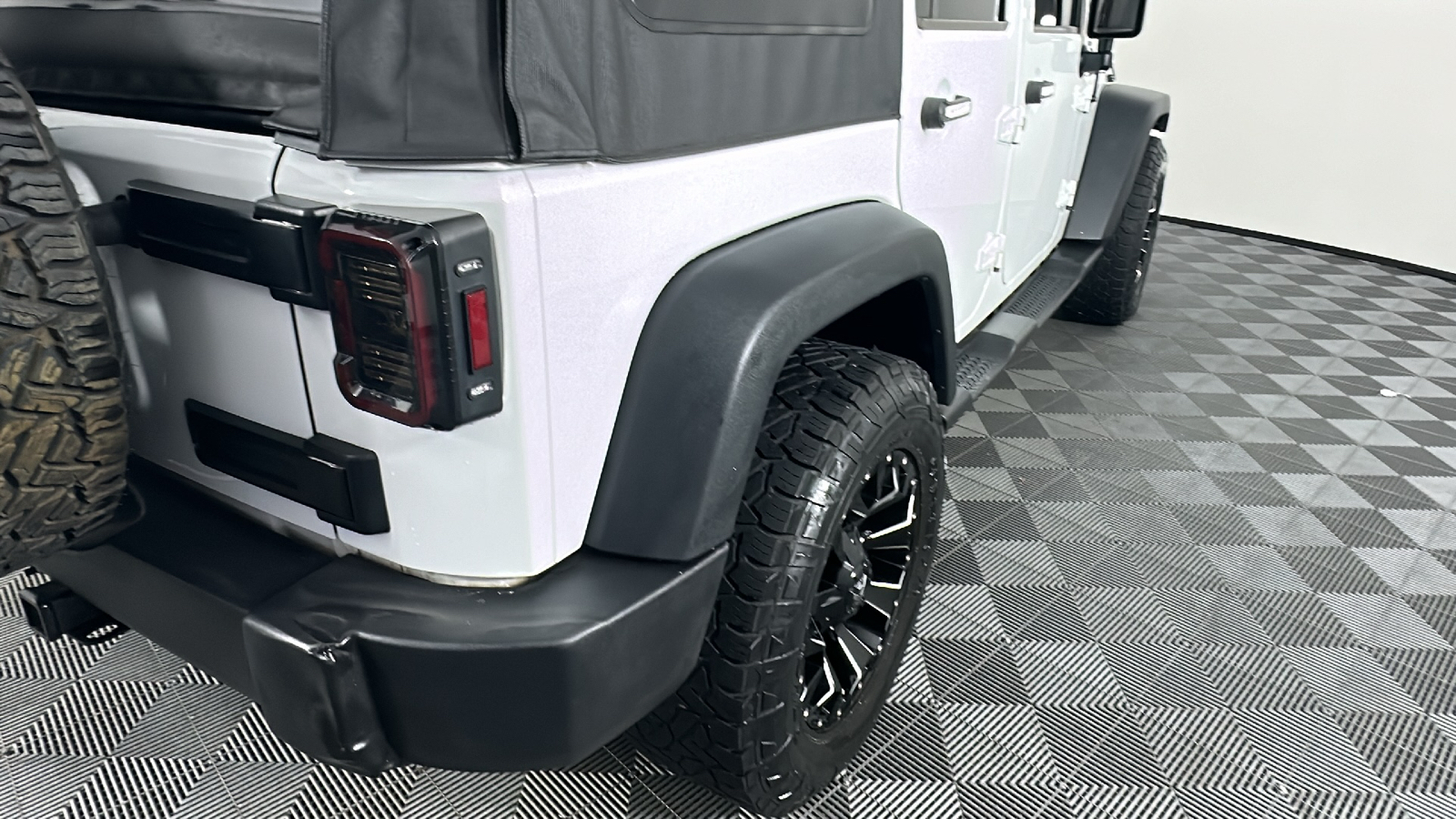 2016 Jeep Wrangler Unlimited Sport 17