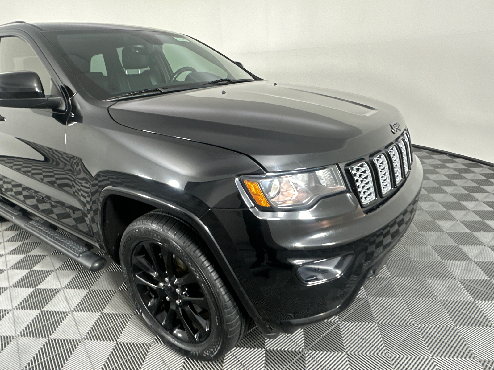 2018 Jeep Grand Cherokee Laredo 2