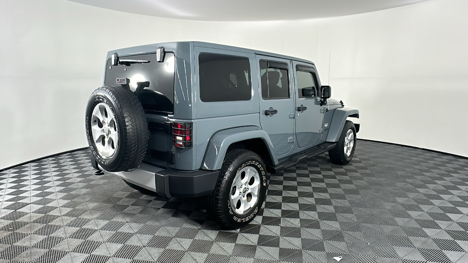 2014 Jeep Wrangler Unlimited Sahara 17