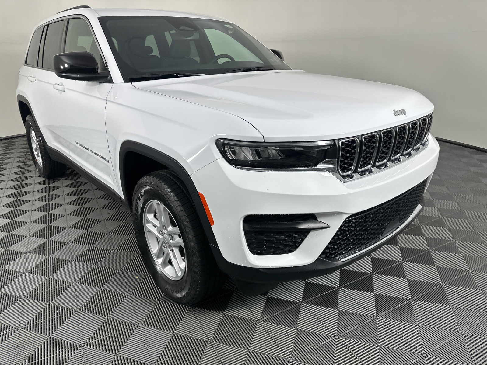 2024 Jeep Grand Cherokee Laredo 2