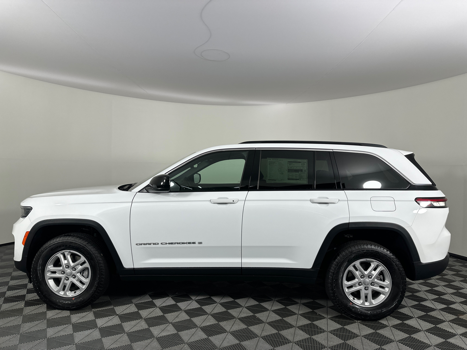 2024 Jeep Grand Cherokee Laredo 9