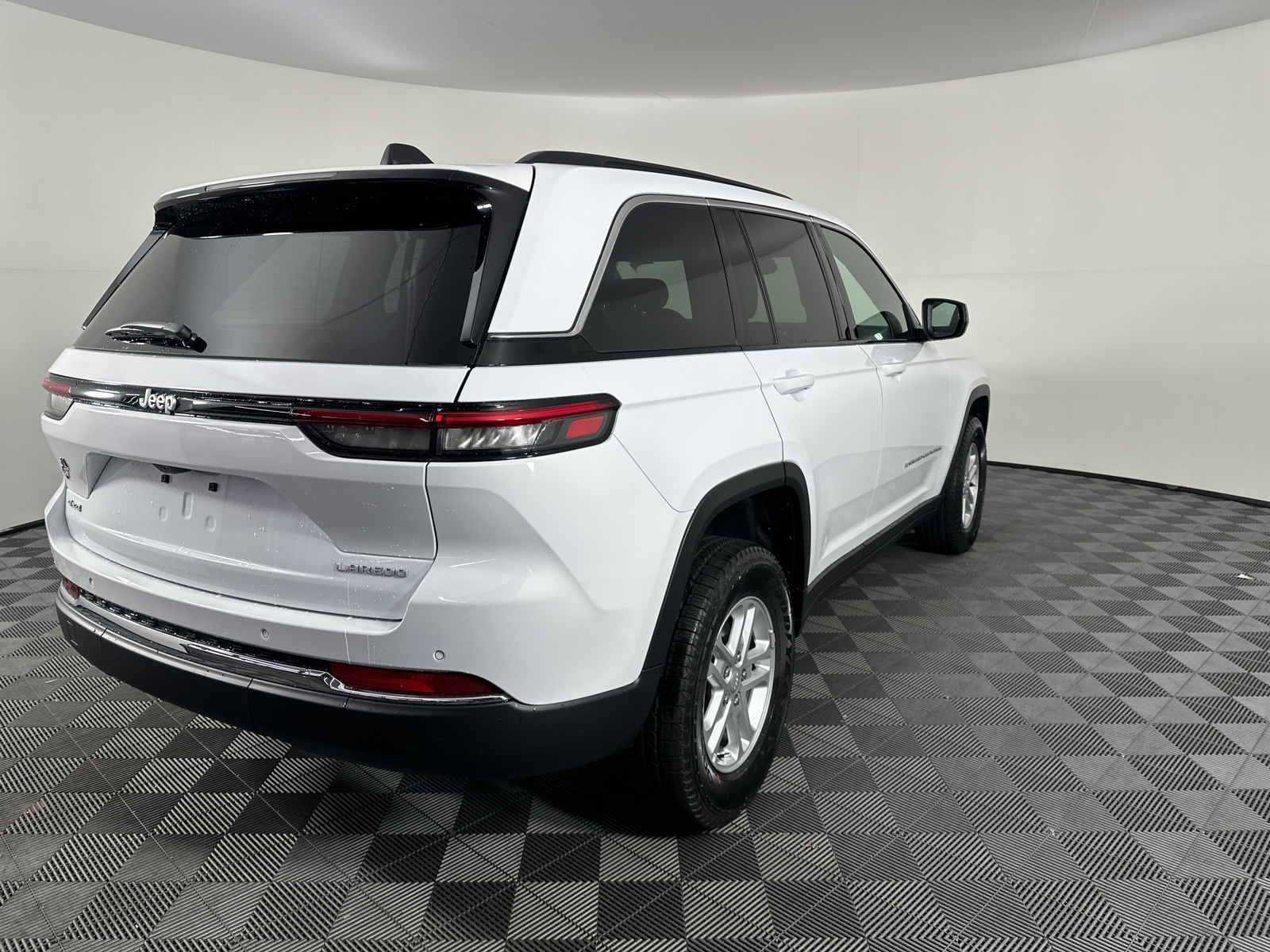 2024 Jeep Grand Cherokee Laredo 17