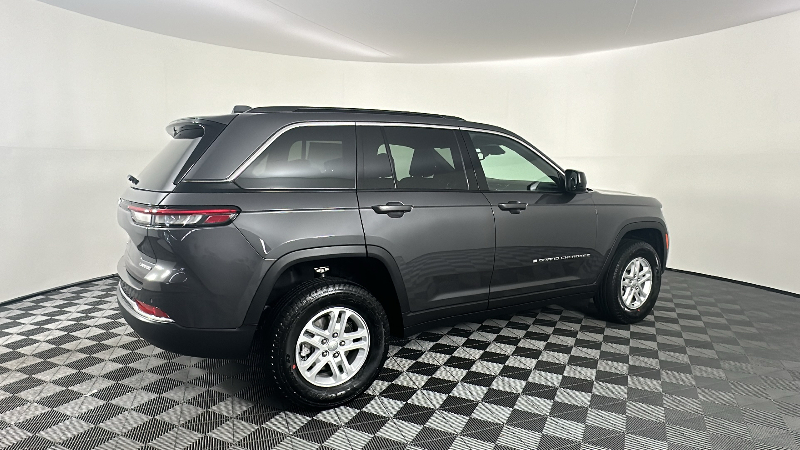 2024 Jeep Grand Cherokee Laredo 19